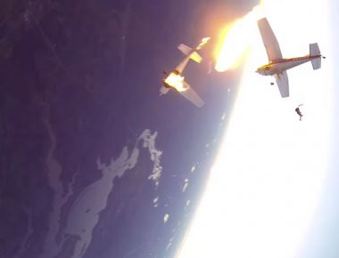 Φοβερό βίντεο: Αεροπλάνα συγκρούονται στον αέρα και όλοι σώνονται επειδή είχαν αλεξίπτωτο